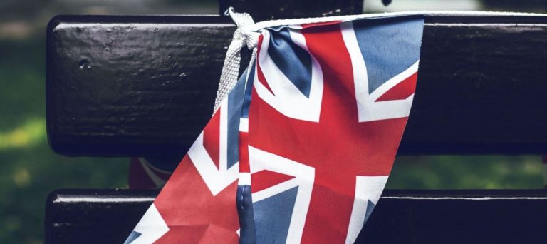 Britische Flagge an einer Bank