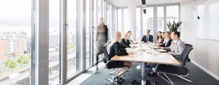 Kollegen beraten sich im Konferenzraum
