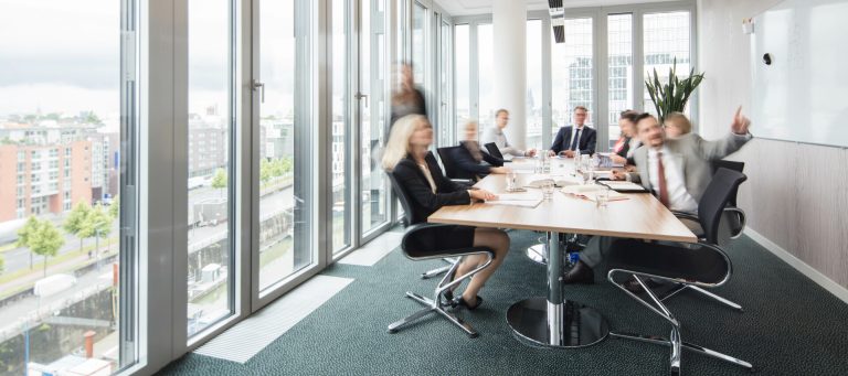 Anwälte und Steuerberater im Kölner Konferenzraum